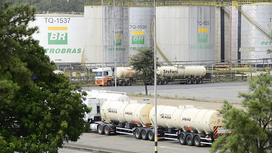 Gasolina vai subir? Petrobras n&atilde;o reajusta pre&ccedil;o h&aacute; mais de 70 dias