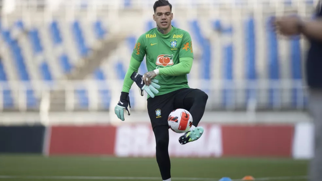 Goleiro Ederson tem les&atilde;o na coxa e est&aacute; fora de amistosos da Sele&ccedil;&atilde;o