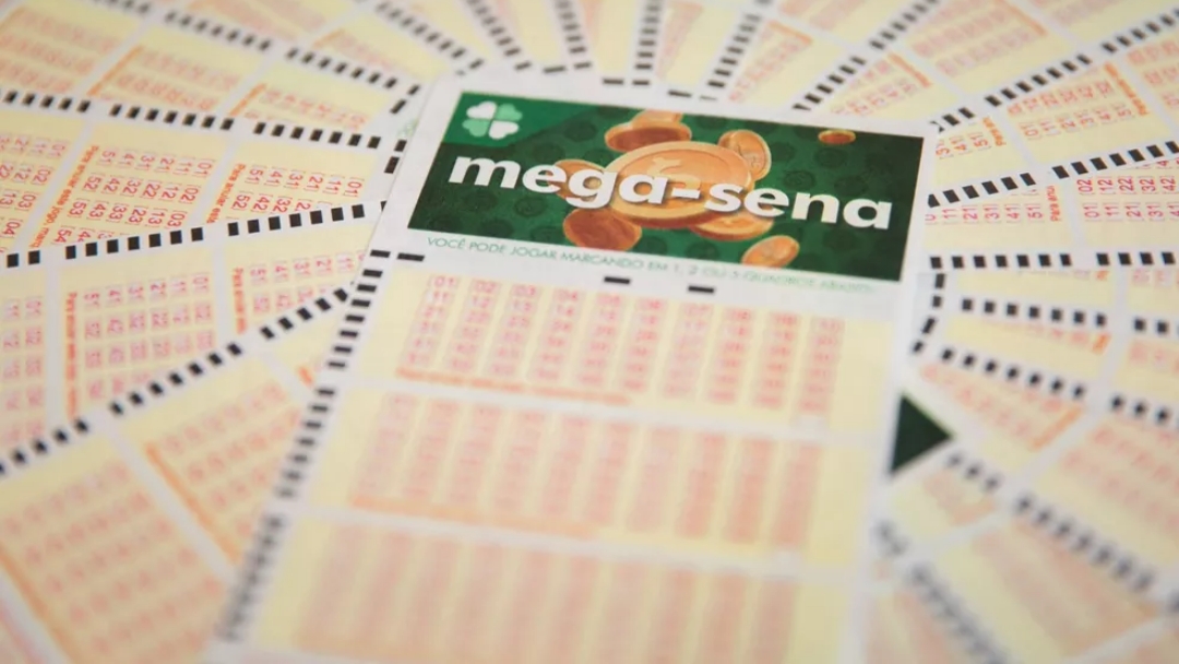 Mega-Sena pode pagar R$ 4 milh&otilde;es neste s&aacute;bado