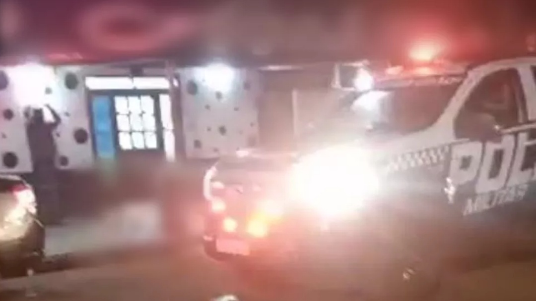 Homem &eacute; morto com tiro em frente a lanchonete