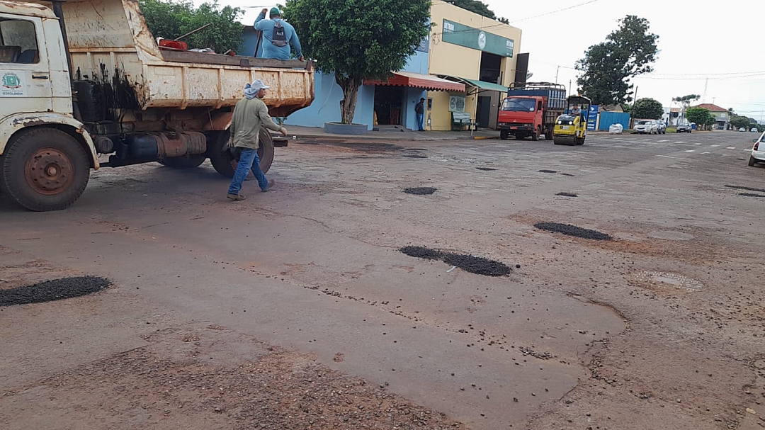 Prefeitura segue realizando a manuten&ccedil;&atilde;o de ruas com servi&ccedil;o de tapa-buracos