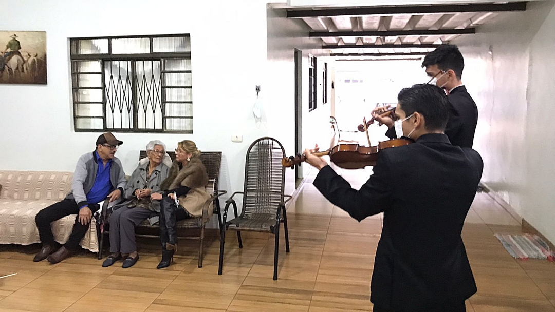 No dia em que comemora os 106 anos, dona Odete &eacute; homenageada com trilha sonora de m&uacute;sica cl&aacute;ssica