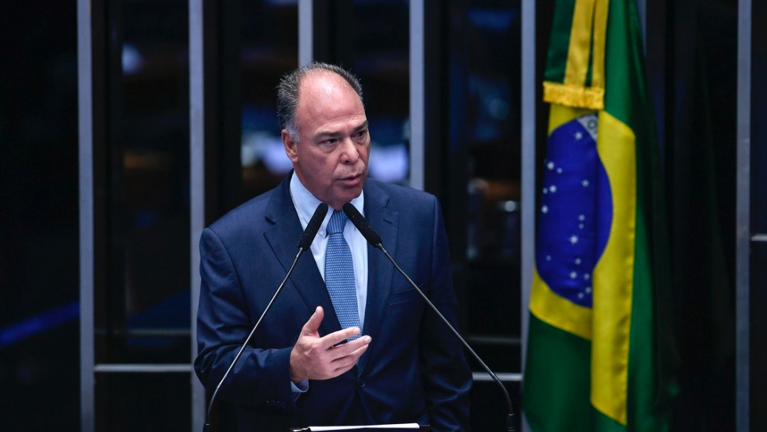 Relat&oacute;rio que fixa limite ao ICMS de combust&iacute;veis &eacute; lido no Senado