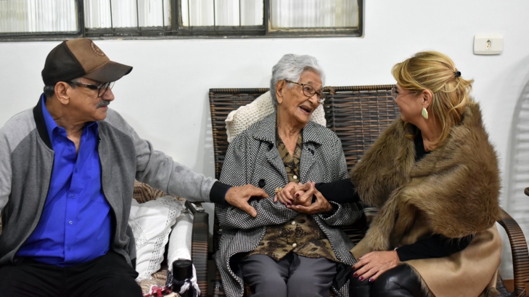 No dia em que comemora os 106 anos, dona Odete &eacute; homenageada com trilha sonora de m&uacute;sica cl&aacute;ssica