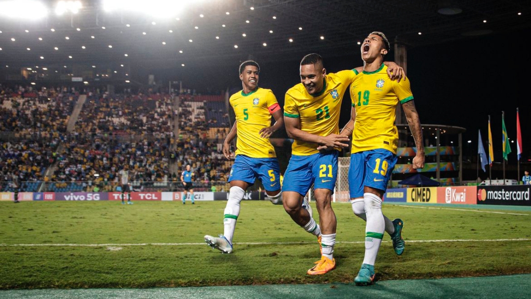 Brasil goleia Equador e fica a um empate do t&iacute;tulo sub-20 no ES