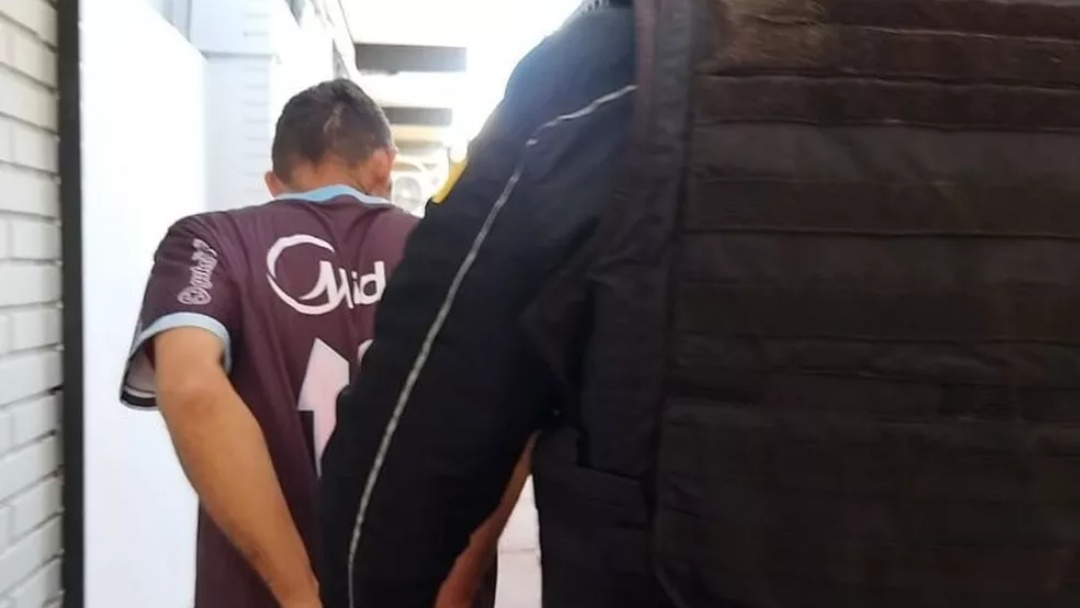 Homem confessa &agrave; pol&iacute;cia ter matado pai e madrasta a facadas e machadadas