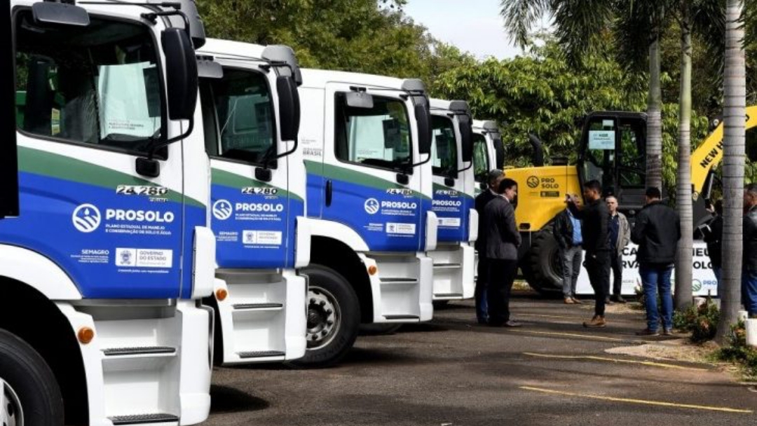 Governo entrega ve&iacute;culos e equipamentos agr&iacute;colas para 40 munic&iacute;pios do Estado