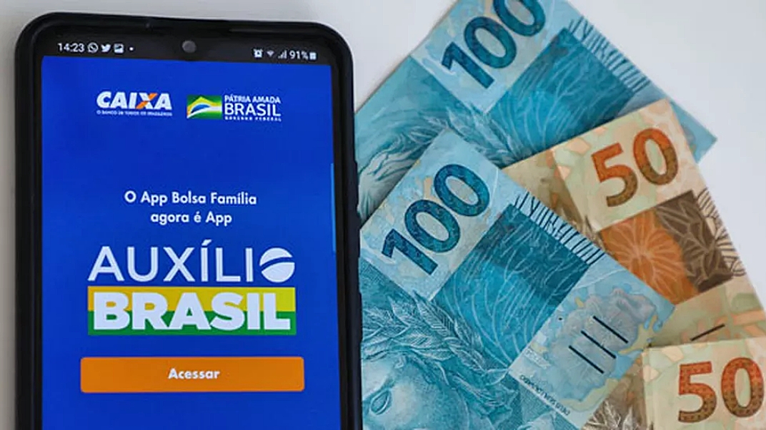 Quase 3 milh&otilde;es de fam&iacute;lias estavam na fila do Aux&iacute;lio Brasil em abril