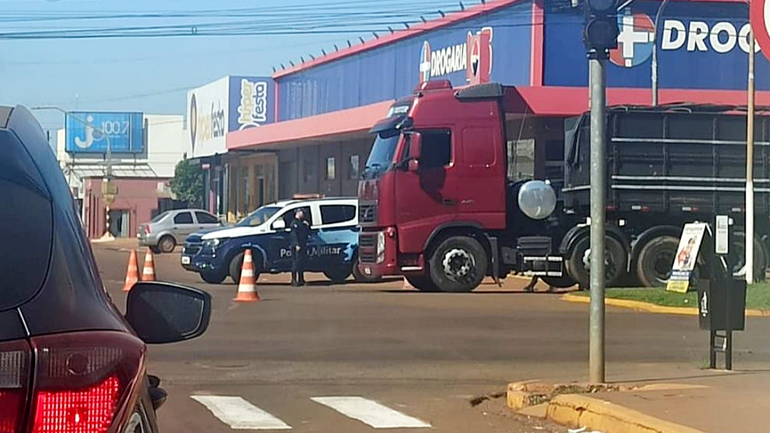 Mulher se livra da morte por milagre em acidente no centro. Veja v&iacute;deo 