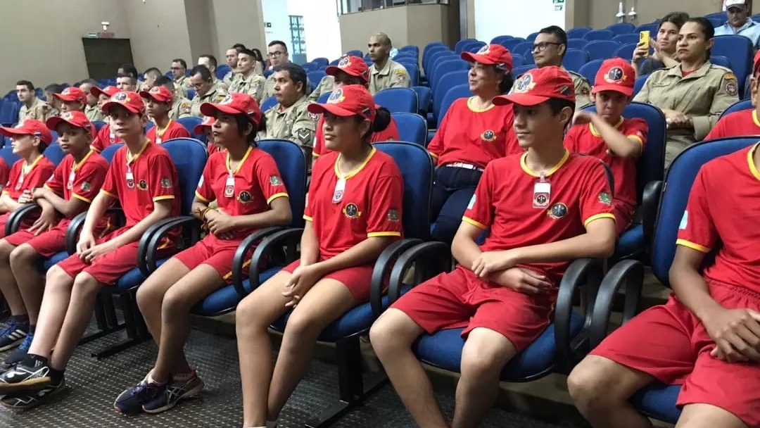 Bombeiros do Amanh&atilde; participam de sess&atilde;o na abertura da Semana do Bombeiro