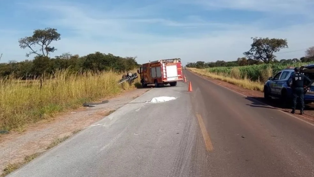 Motorista morre ao perder controle da dire&ccedil;&atilde;o e capotar caminhonete 