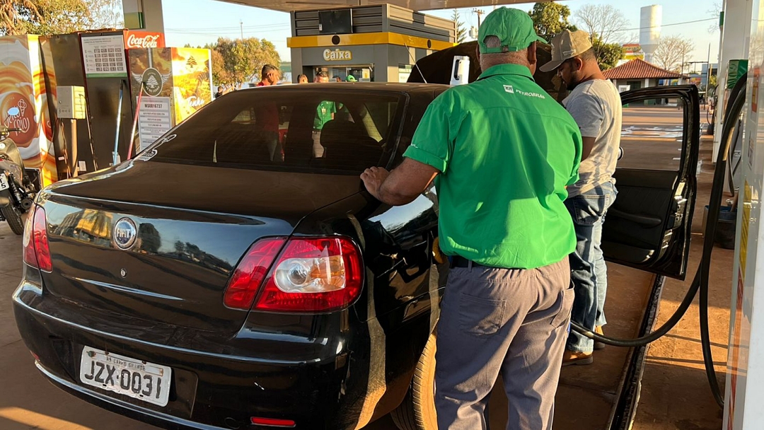 Ap&oacute;s 6 dias da redu&ccedil;&atilde;o do ICMS, pre&ccedil;o da gasolina fica 20,55%, mais barato 