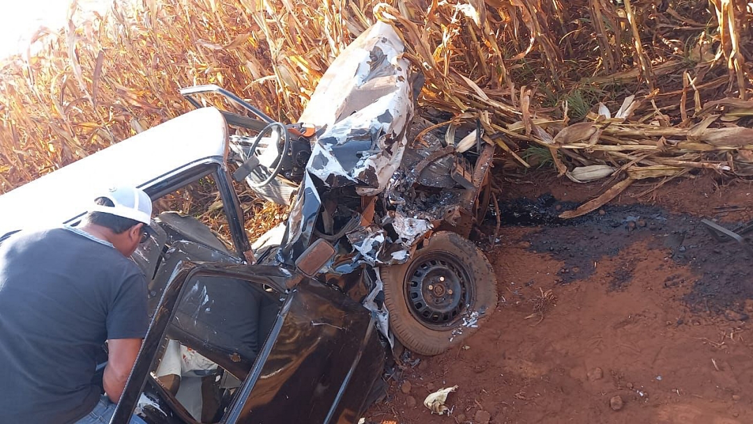 Grave acidente em estrada vicinal deixa duas pessoas feridas e Fiat Uno destru&iacute;do 