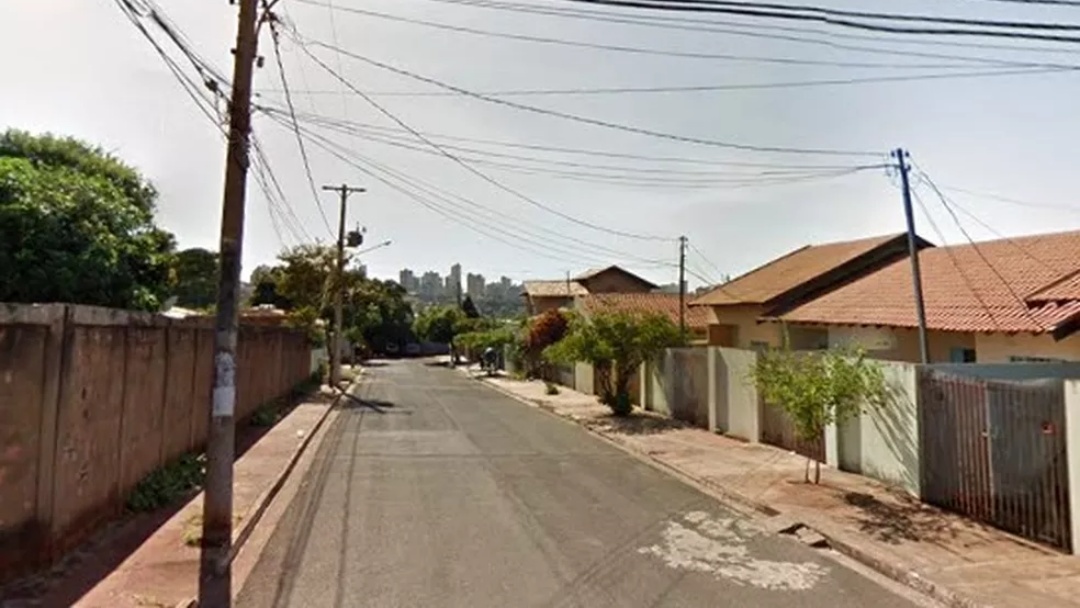 Mulher agride ex com tamancadas, chutes e socos 