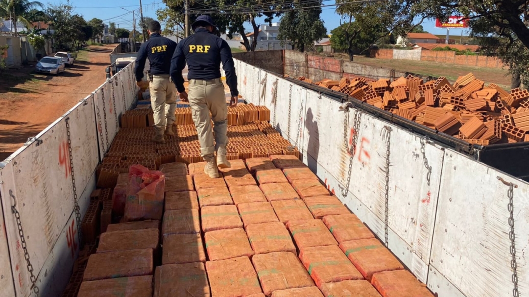 PRF aprende na BR-060 12 toneladas de maconha misturadas a carga de tijolo 