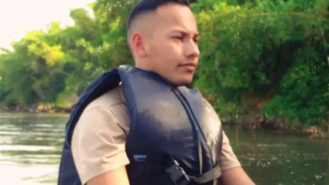 Entregador morre após perder controle de moto e atingir muro