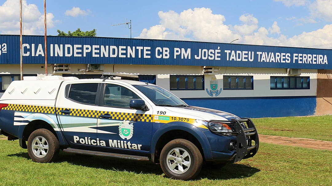 PM prende dupla que vendia droga a luz do dia na Rua Mato Grosso 