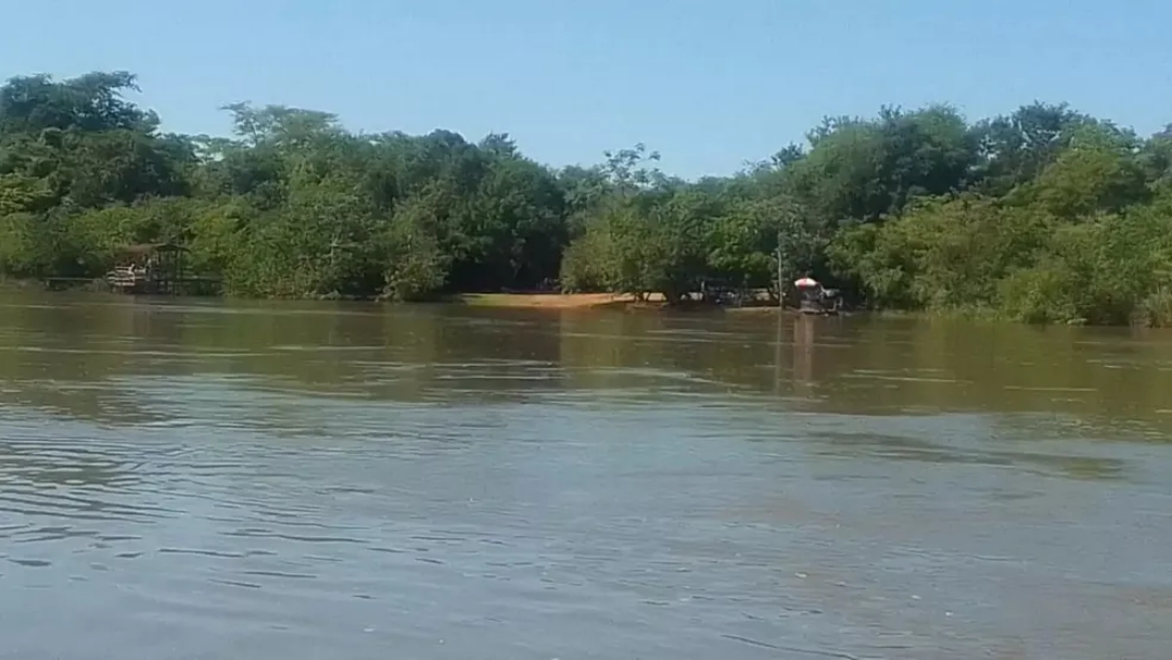 Mulher morre afogada após barco virar durante passeio com a família