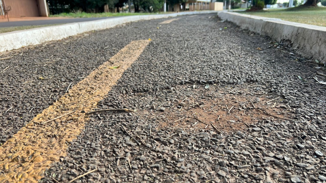 Inaugurada h&aacute; menos de 20 meses, pista de caminhada que custou mais R$ 324 mil se esfarela