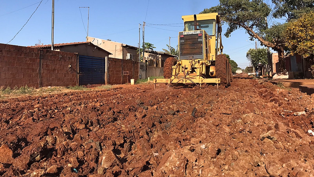 Com terraplanagem, Prefeitura inicia 3&ordf; frente de pavimenta&ccedil;&atilde;o no Jardim Paraiso