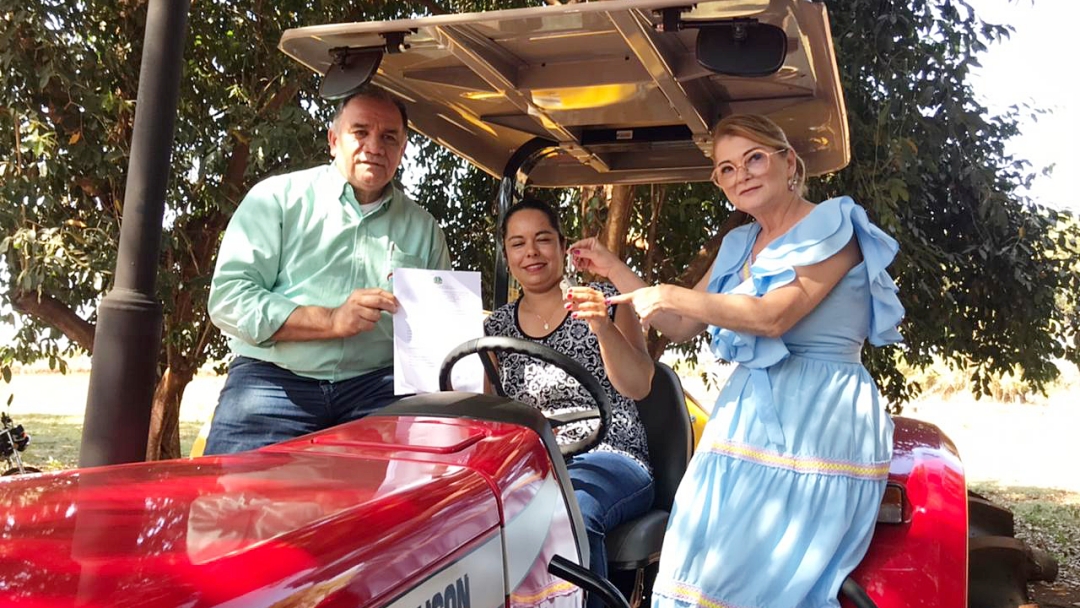 Prefeitura faz entrega de trator e ensiladeira para agricultores familiares do S&atilde;o Pedro