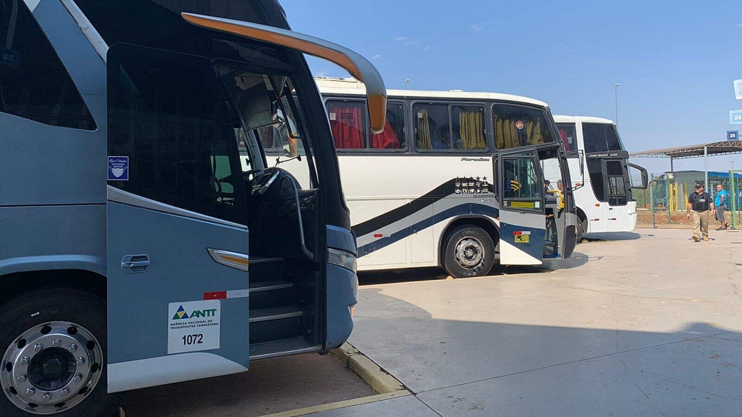 Apreendidos em Sidrol&acirc;ndia &ocirc;nibus que transportavam bolivianos de forma clandestina 