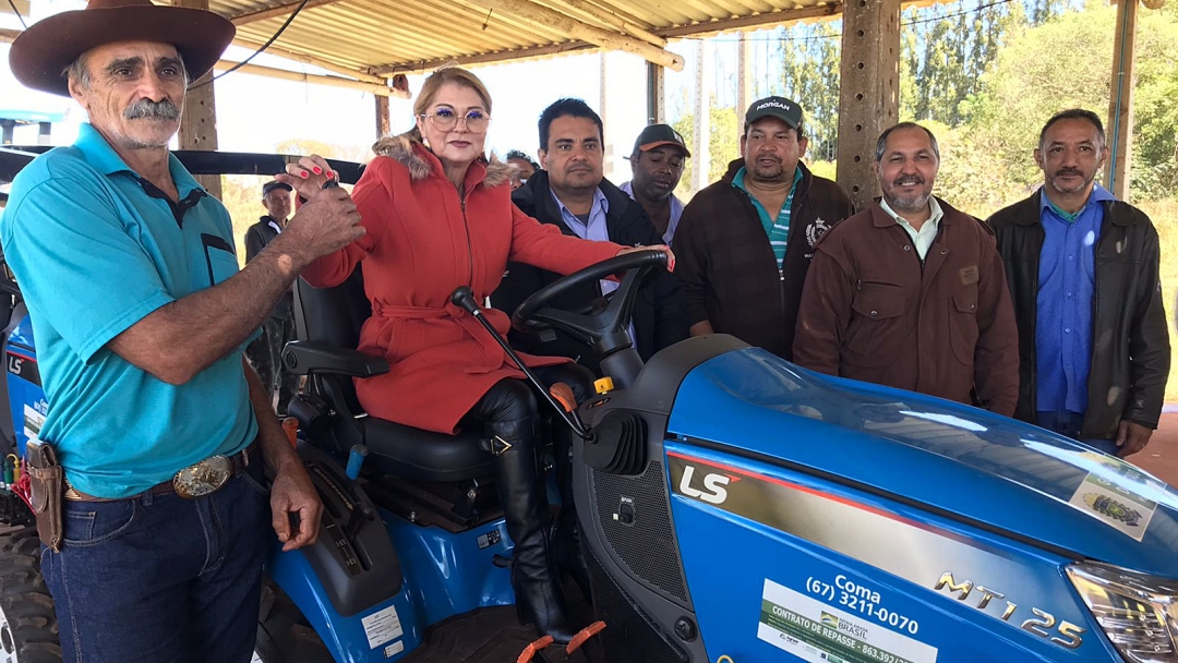 Agricultura familiar do Terra Solid&aacute;ria &eacute; beneficiada com implementos