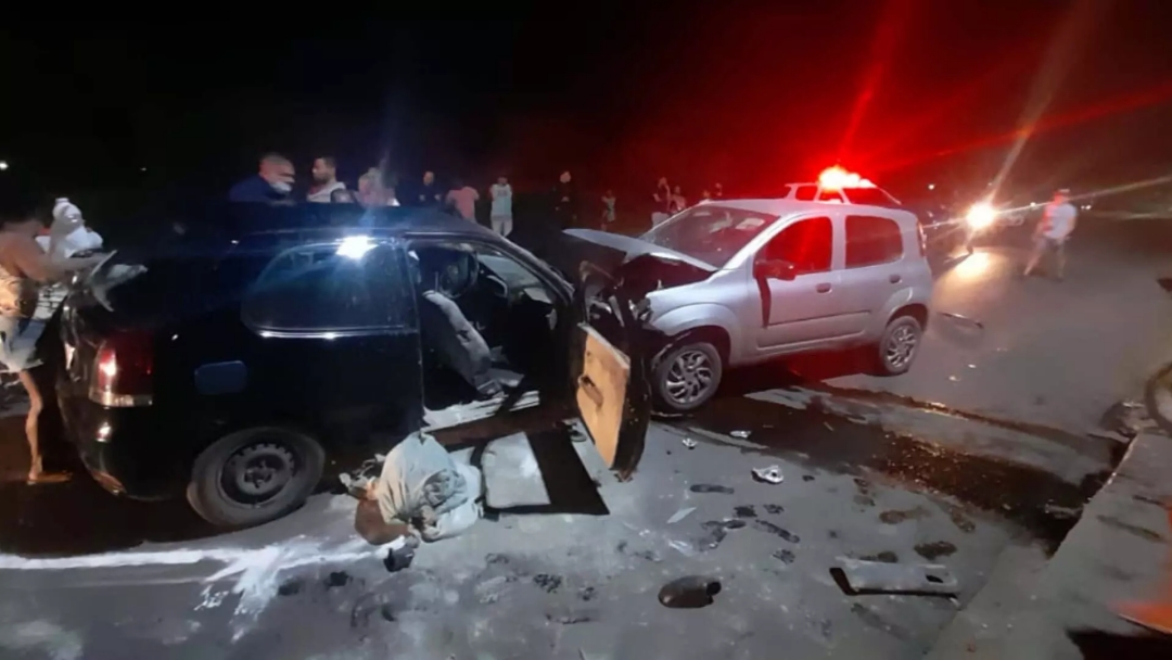 Tr&ecirc;s ficam feridos em colis&atilde;o frontal no Centro de Corumb&aacute;