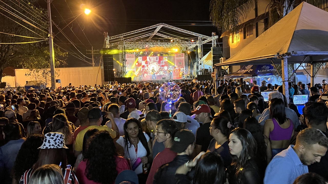 Jads &amp; Jadson encerra 66&ordf; Festa da Padroeira; sorteio de carro adiado para dia 3