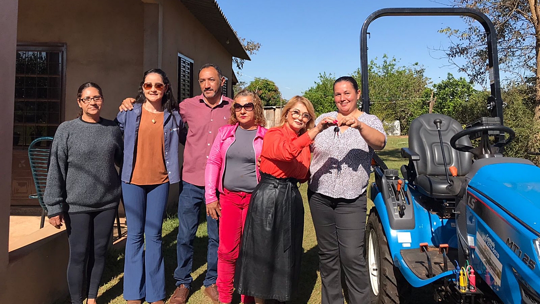 Prefeita entrega trator e motocultivador que ser&atilde;o usados de forma comunit&aacute;ria no Assentamento Tri&acirc;ngulo