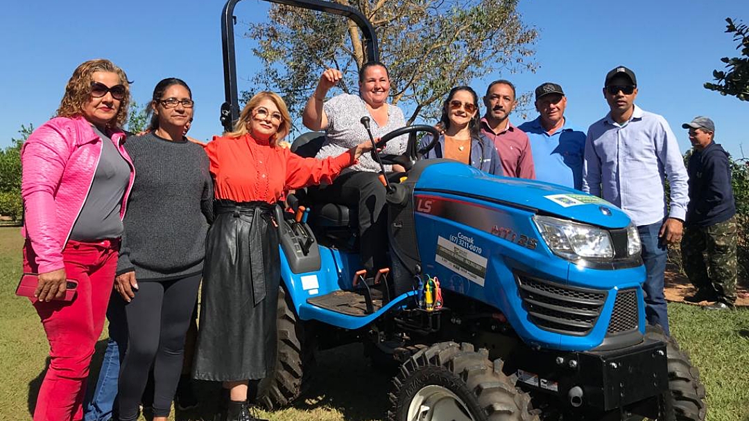 Prefeita entrega trator e motocultivador que ser&atilde;o usados de forma comunit&aacute;ria no Assentamento Tri&acirc;ngulo