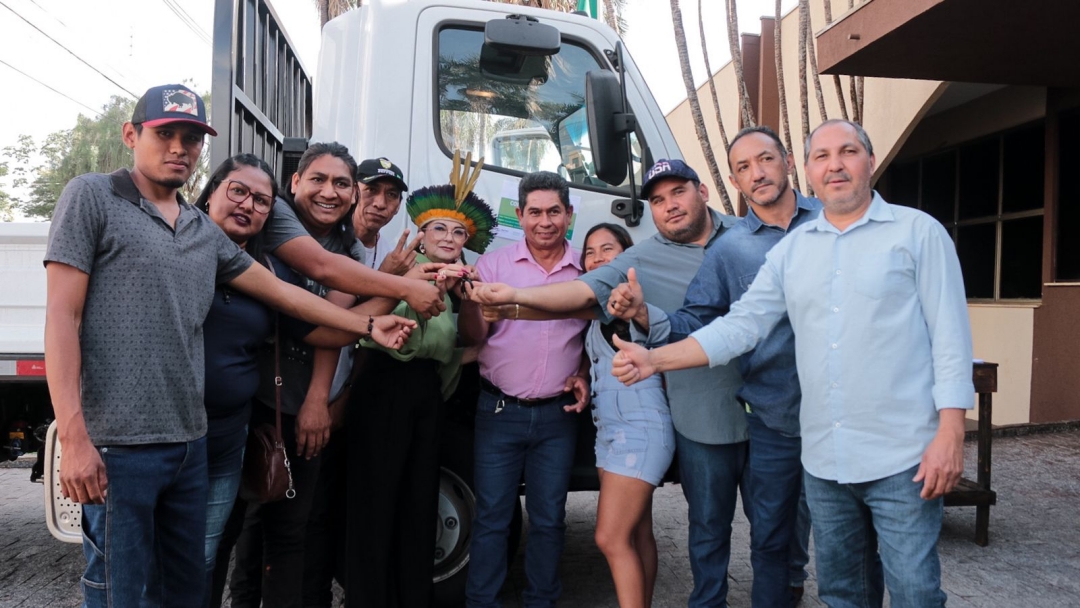 Comunidades ind&iacute;genas celebram a entrega de caminh&atilde;o zero km