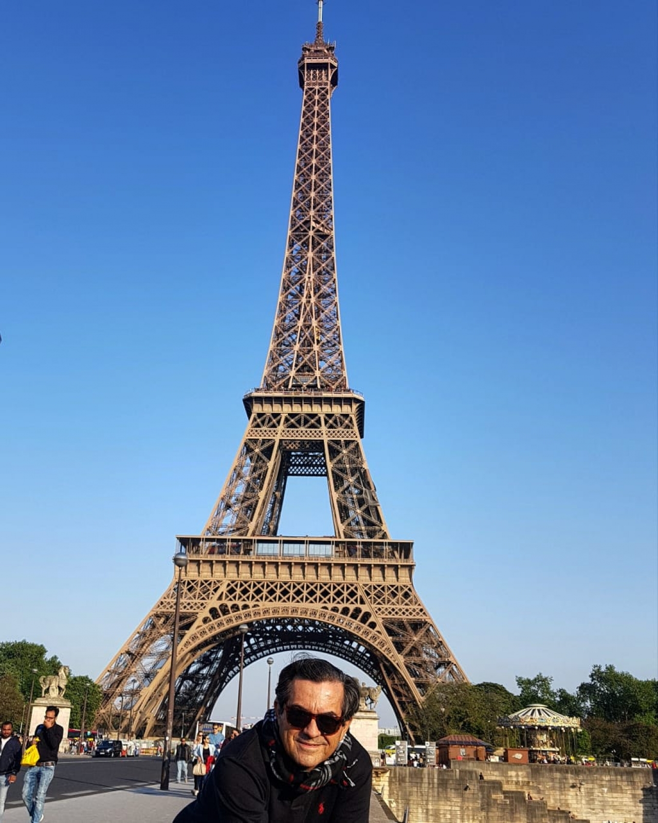 Homem na frente de uma torreDescriÃ§Ã£o gerada automaticamente