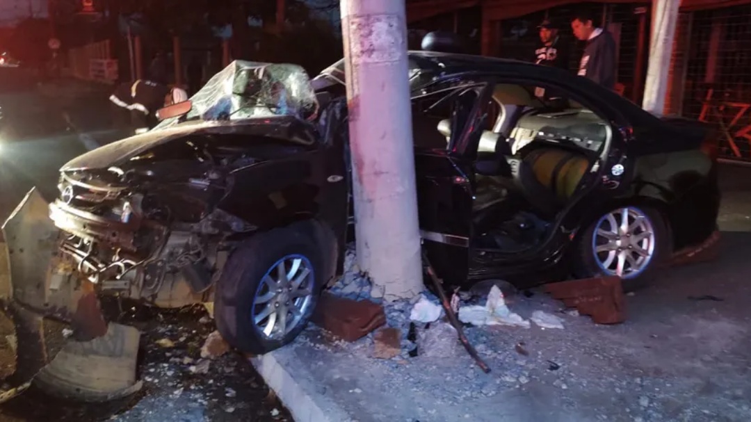 Motorista perde controle do carro e bate em poste de energia