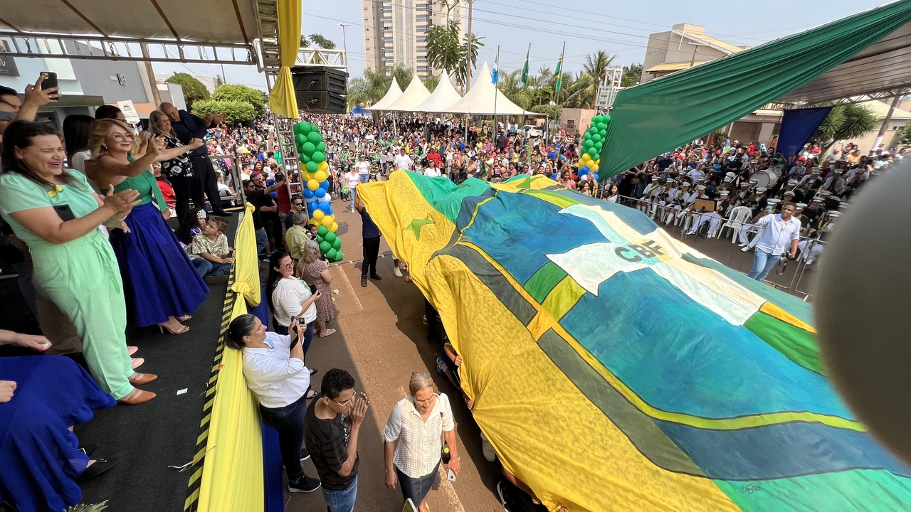 Desfile da Independ&ecirc;ncia atrai 10 mil pessoas que foram prestigiar apresenta&ccedil;&atilde;o de 45 entidades