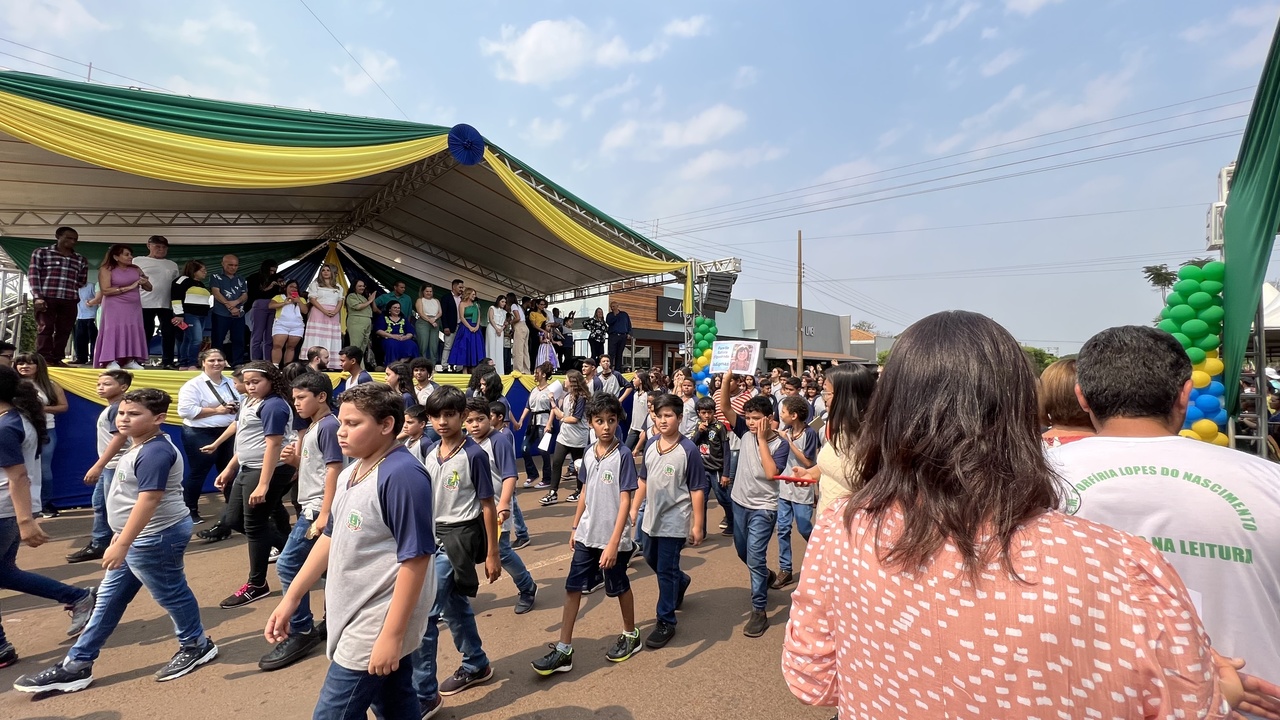 Desfile da Independ&ecirc;ncia atrai 10 mil pessoas que foram prestigiar apresenta&ccedil;&atilde;o de 45 entidades