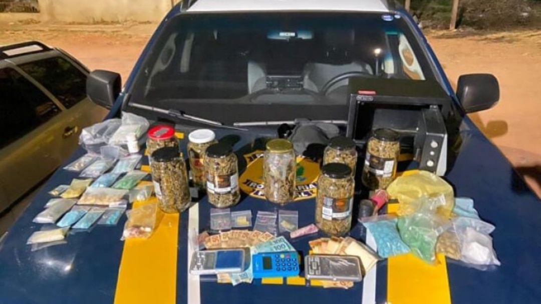 Trio &eacute; preso com esctasy, LSD, skunk e coca&iacute;na na capital