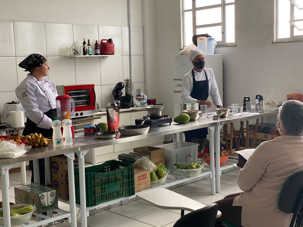 Pessoas cozinhando na cozinhaDescriÃ§Ã£o gerada automaticamente