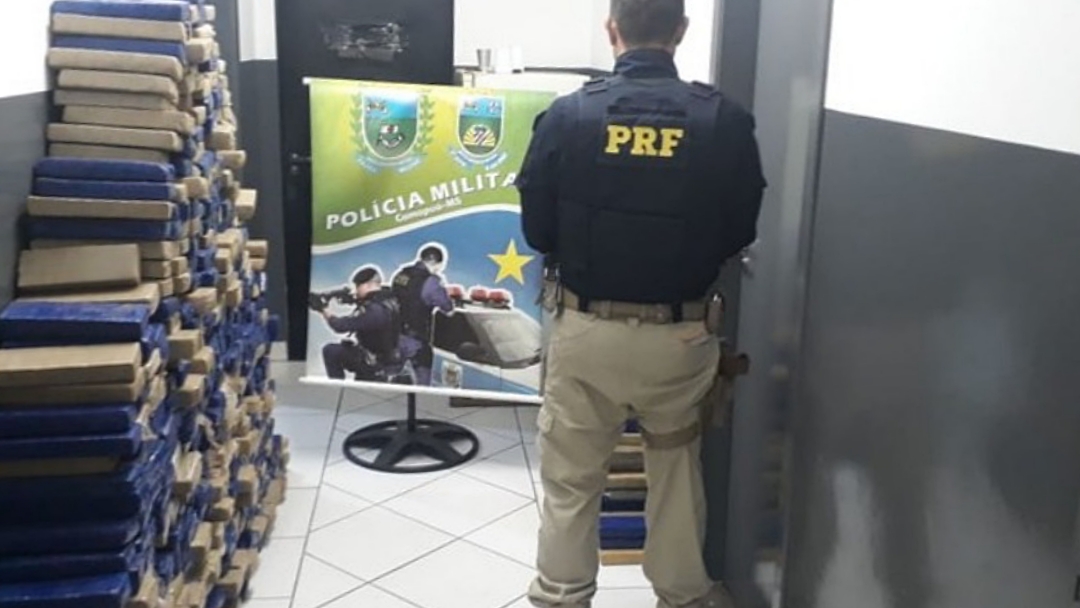 Traficante que levava 1,2 tonelada de maconha capota pick-up ao tentar escapar da PRF