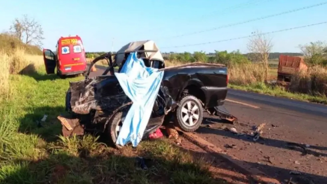 Motorista morre ap&oacute;s colidir com carreta na BR-376 