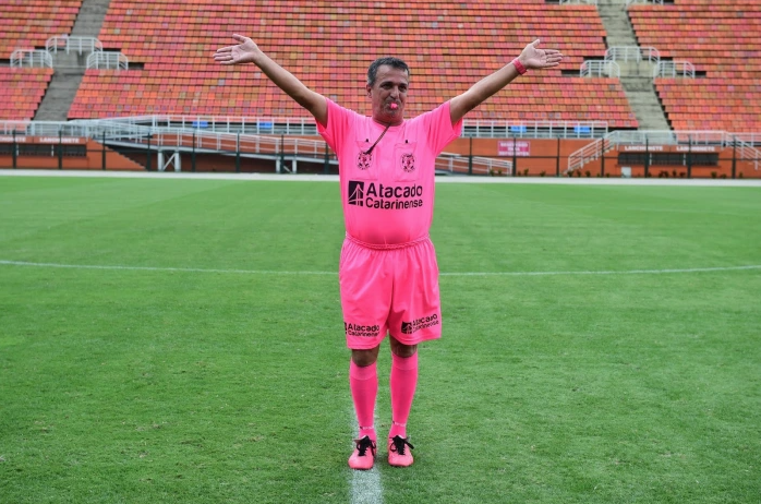 Prefeita recebe camisa 11 de jogo festivo com &iacute;cones do futebol neste domingo