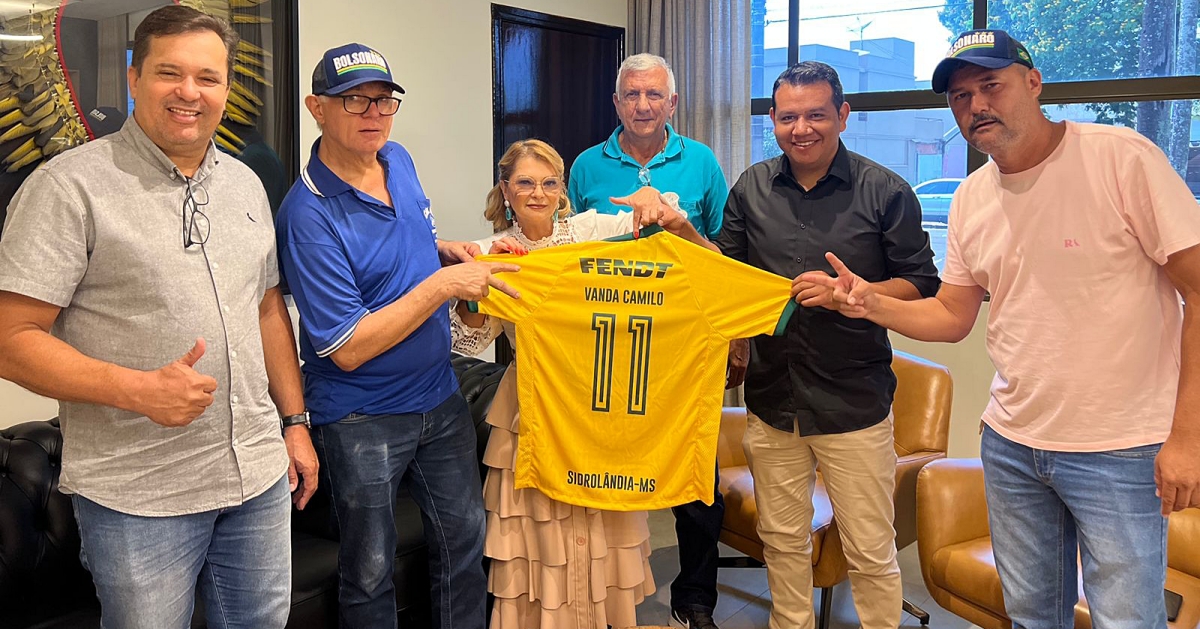 Prefeita recebe camisa 11 de jogo festivo com &iacute;cones do futebol neste domingo