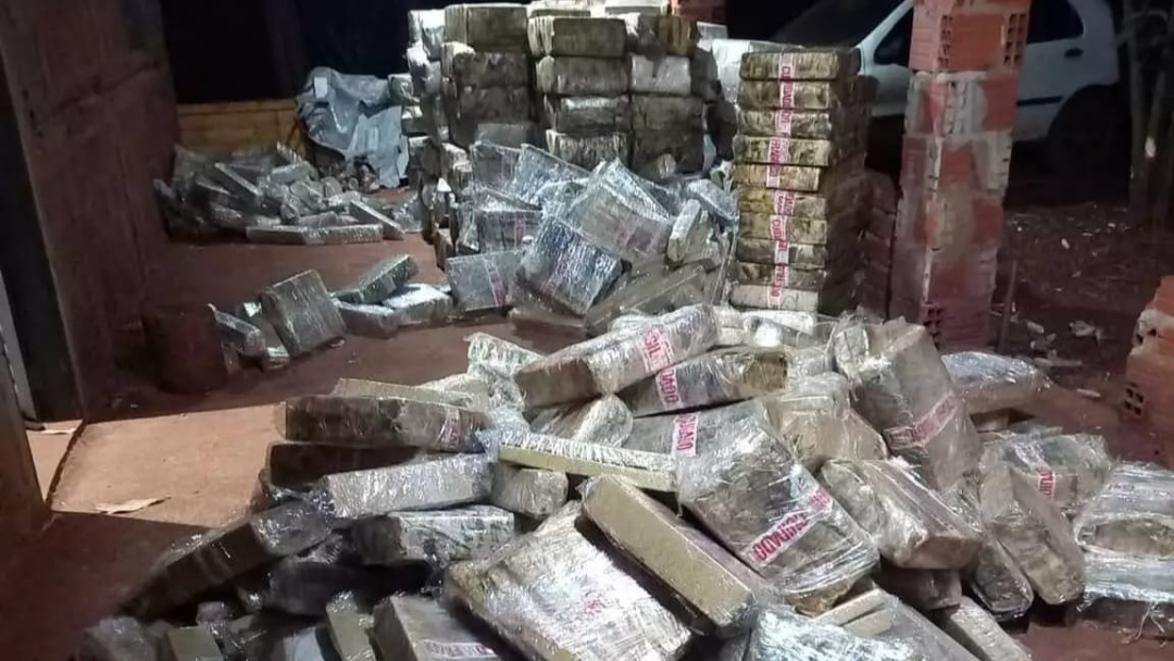 Tribunal mant&eacute;m preso rapaz que estocava 4,1t de maconha em lote no Eldorado