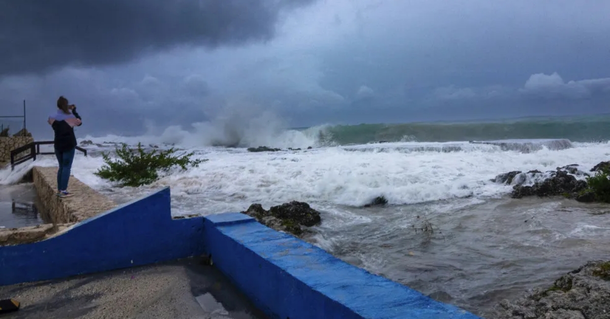 Furac&atilde;o Ian toca o solo em Cuba com ventos de 205 km/h