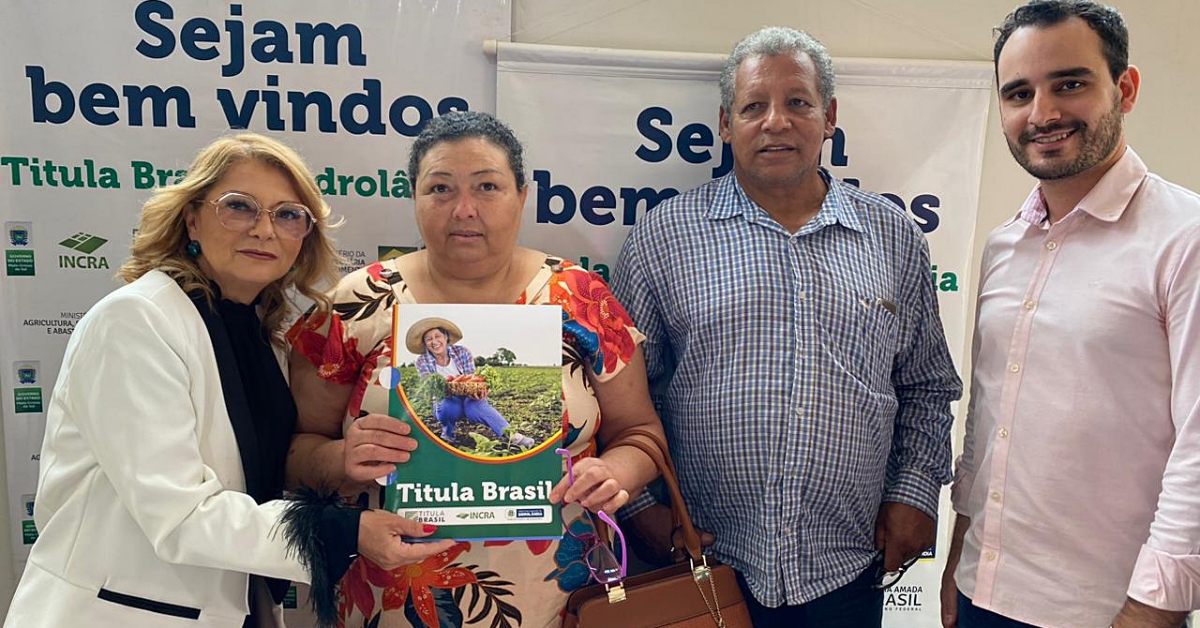 Sala da Cidadania entrega escritura para 20 fam&iacute;lias do Eldorado II