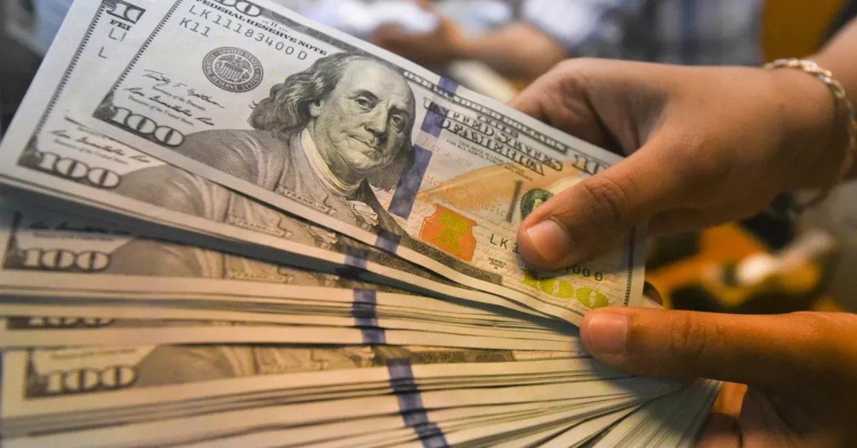 D&oacute;lar volta a cair, ap&oacute;s maior recuo di&aacute;rio desde 2018 na v&eacute;spera