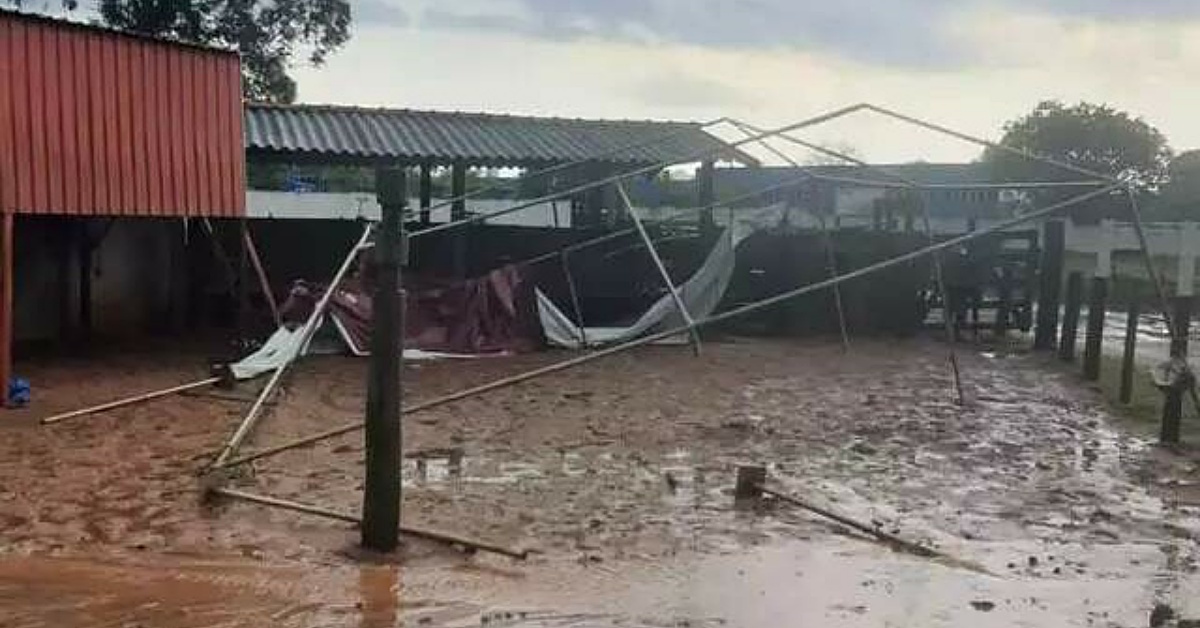 Em Maracaju, chuva destelha 44 casas e provoca queda de &aacute;rvores 