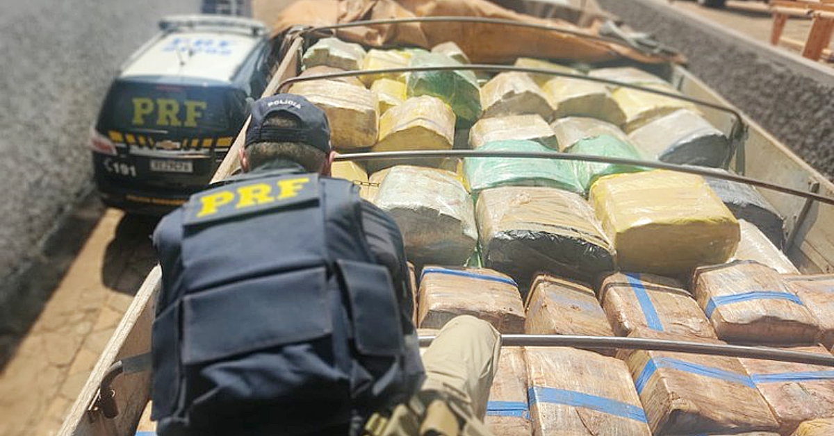 PRF apreende em Sidrol&acirc;ndia 12,6 toneladas de maconha levada em carreta 