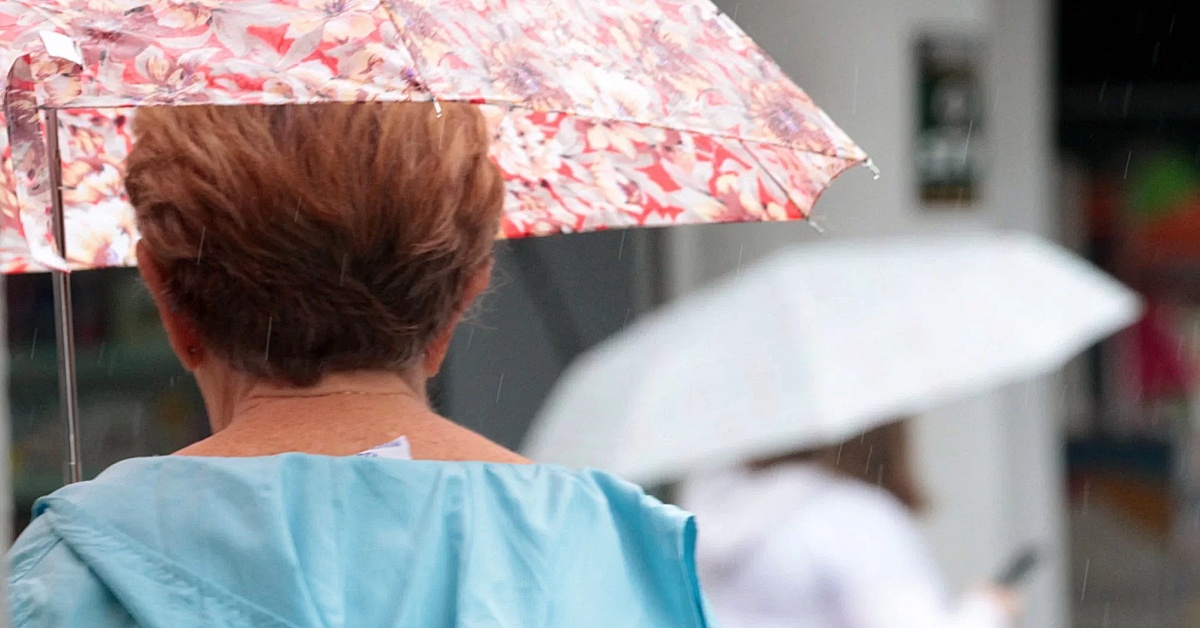 Quinta-feira come&ccedil;a com pancadas de chuva e anuncia chegada de frente fria