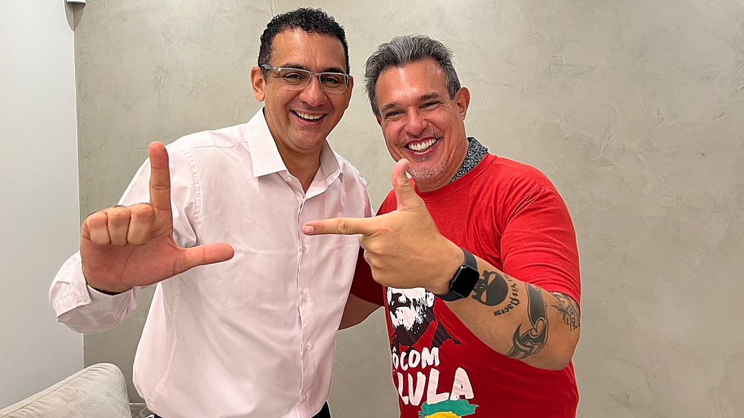 Bolsonarista perde aposta com amigo petista e veste camisa `Lula Livre` ap&oacute;s elei&ccedil;&atilde;o